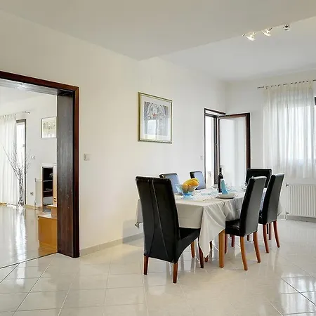 House Lorena Nyaraló