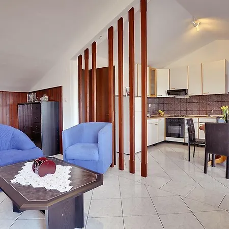 House Lorena Nyaraló